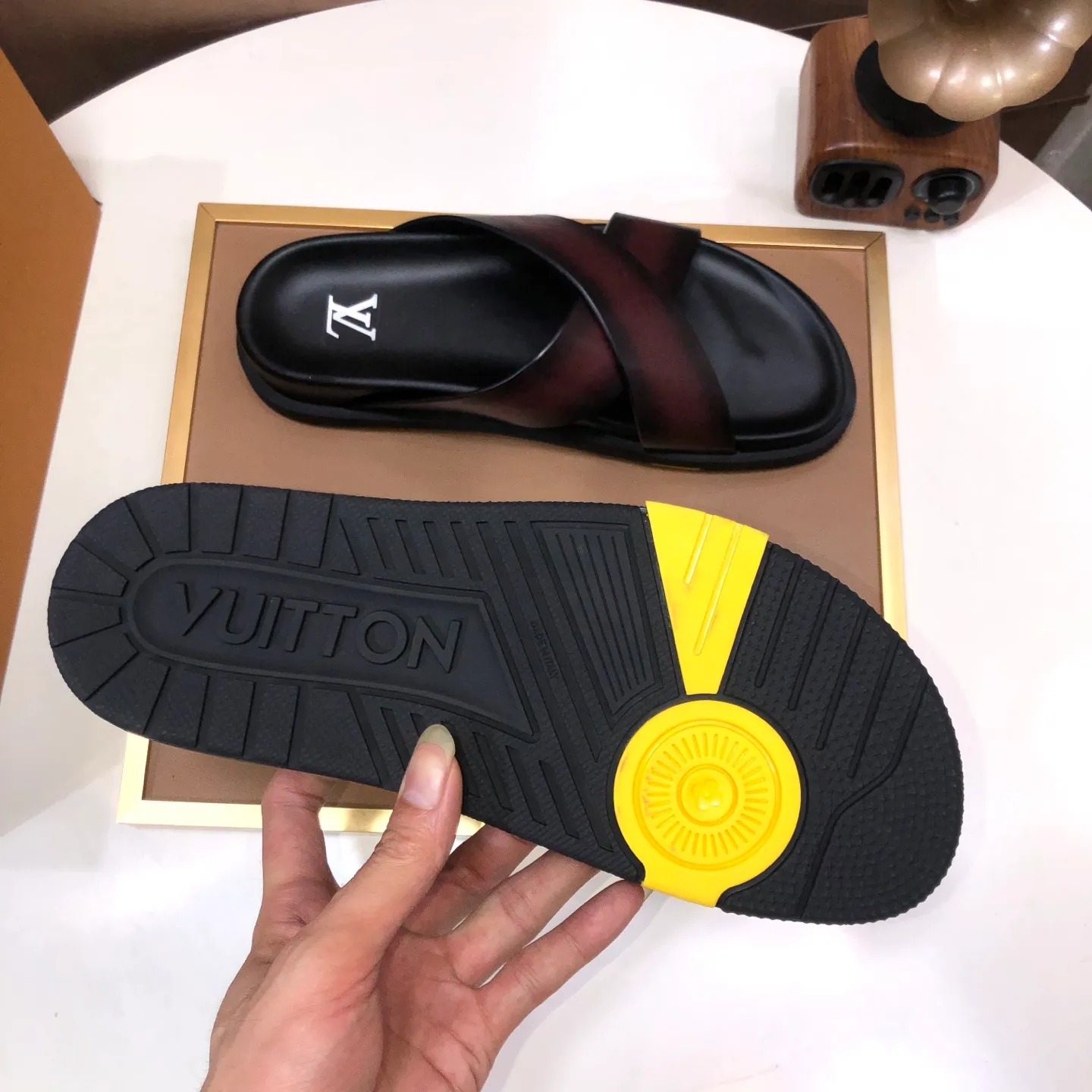 Men's shoes 💰400💰 [Louis Vuitton LV slippers] (high-end cowhide) counter 1:1 fashion style, a must-have for summer! The designer used LV’s iconic outsole. The original simple slippers instantly become fashionable! The upper is made of flexible special cowhide leather straps alternately, and the workmanship is exquisite! A must-have for stylish men in summer, size 38-45 (45 customized)